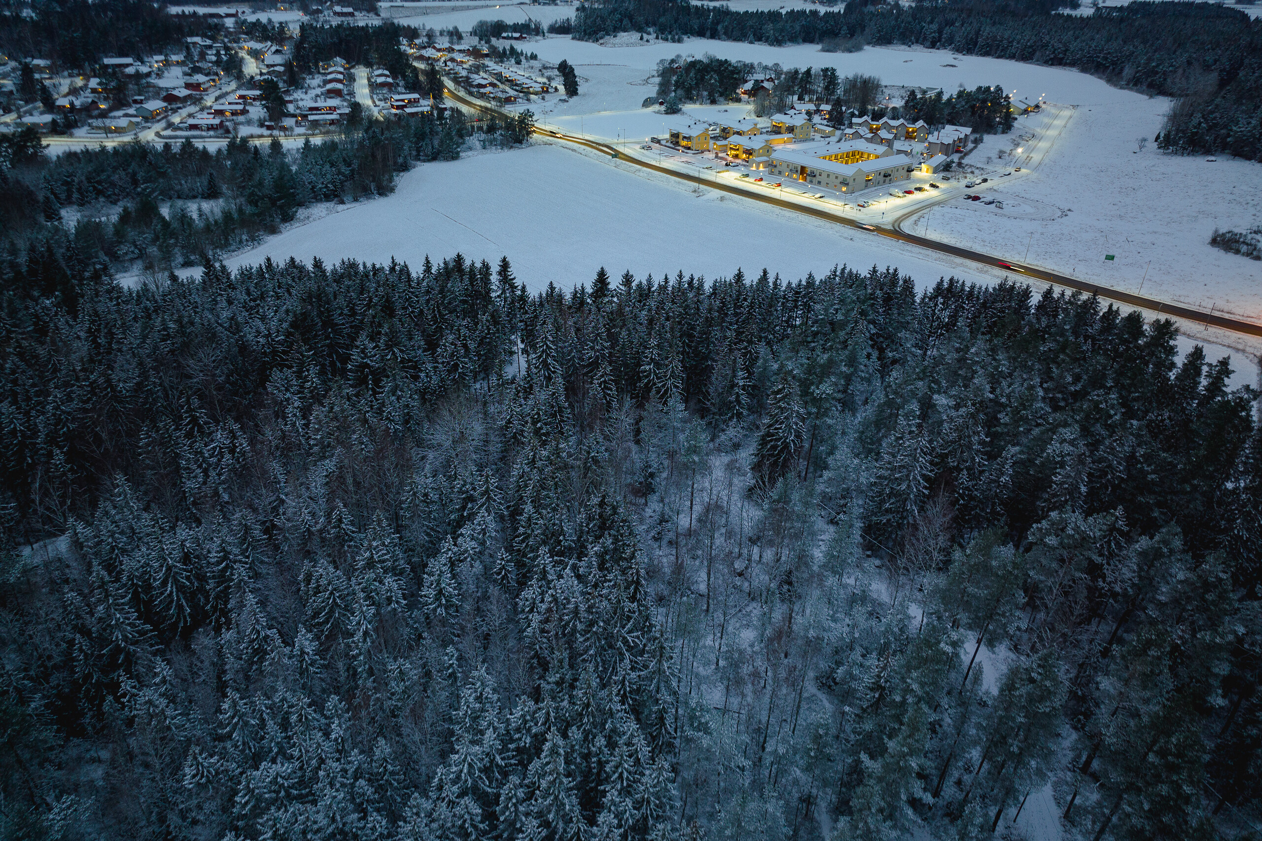 Drönarfoto över skog och samhälle strax söder om Södertälje
